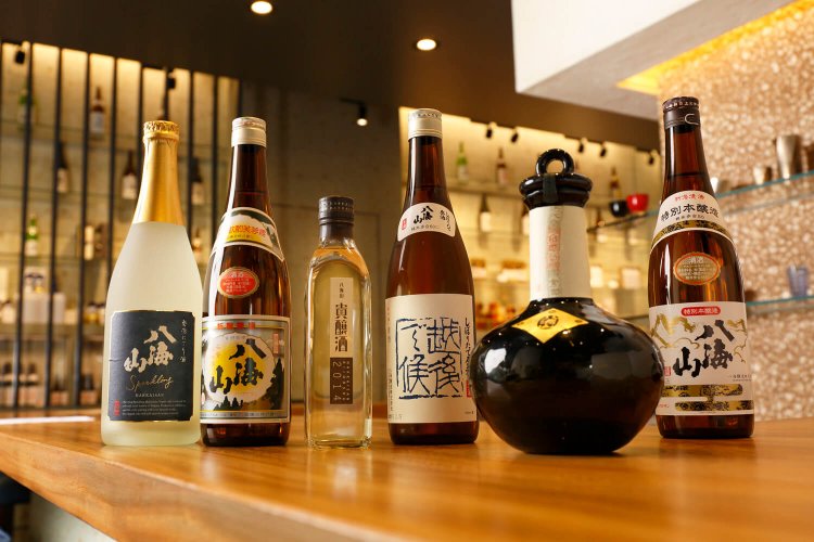 酒は60mLから提供。特別本醸造385円、純米大吟醸 金剛心1760円のほか、しぼりたて原酒 越後で候 青ラベル、貴醸酒、普通酒、発泡にごりもある。