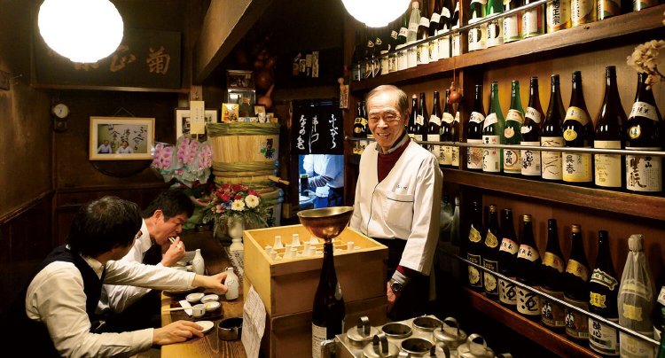 ２代目の人柄を慕う客も多い。奥にテーブル席も。