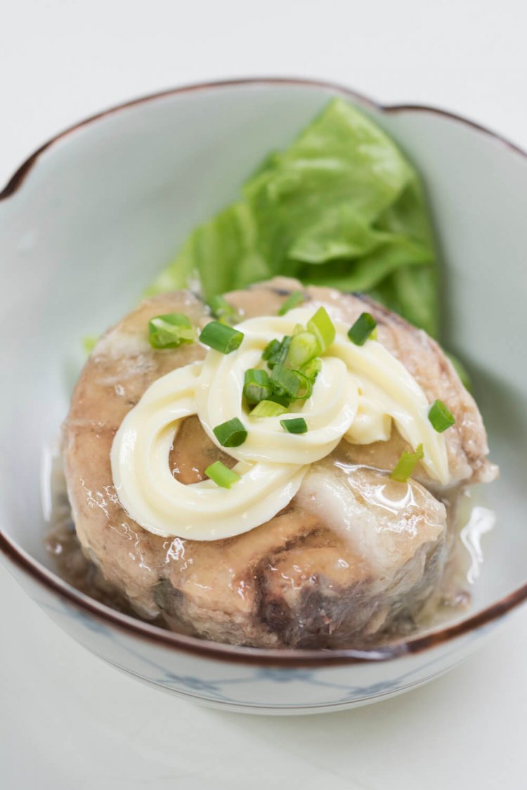 月花のサバ缶500円。築地で仕入れる刺し身も絶品。