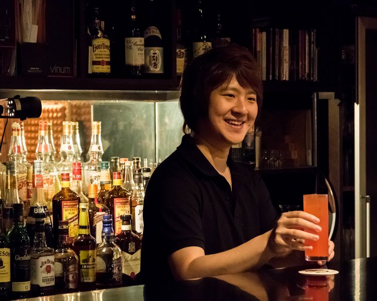 店長を務める西澤昇平さん。この若きビートルズファンが提供するのは質の良いライブサウンドとおいしいお酒だ。
