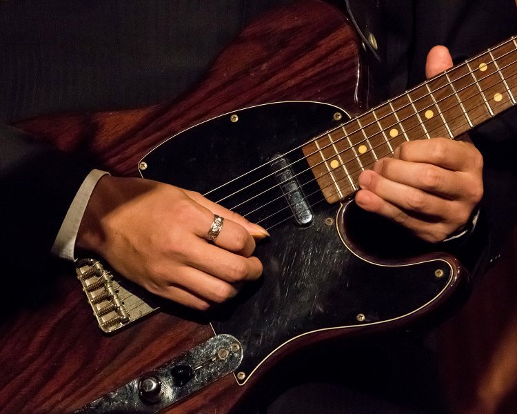 毎週メンバーが代わるというビートルズバンド。ビートルズ使用の楽器を手に本格的なパフォーマンスを披露。