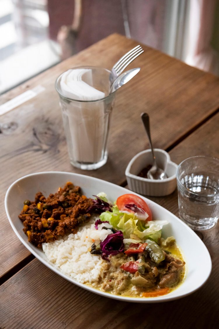 5種類の中から好きなカレーを選ぶコンビネーション1000円～。