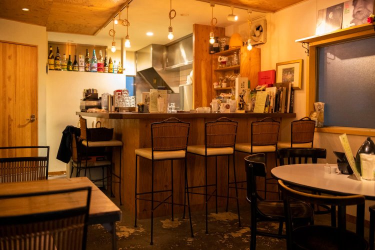 夜はカレー以外の料理も提供。