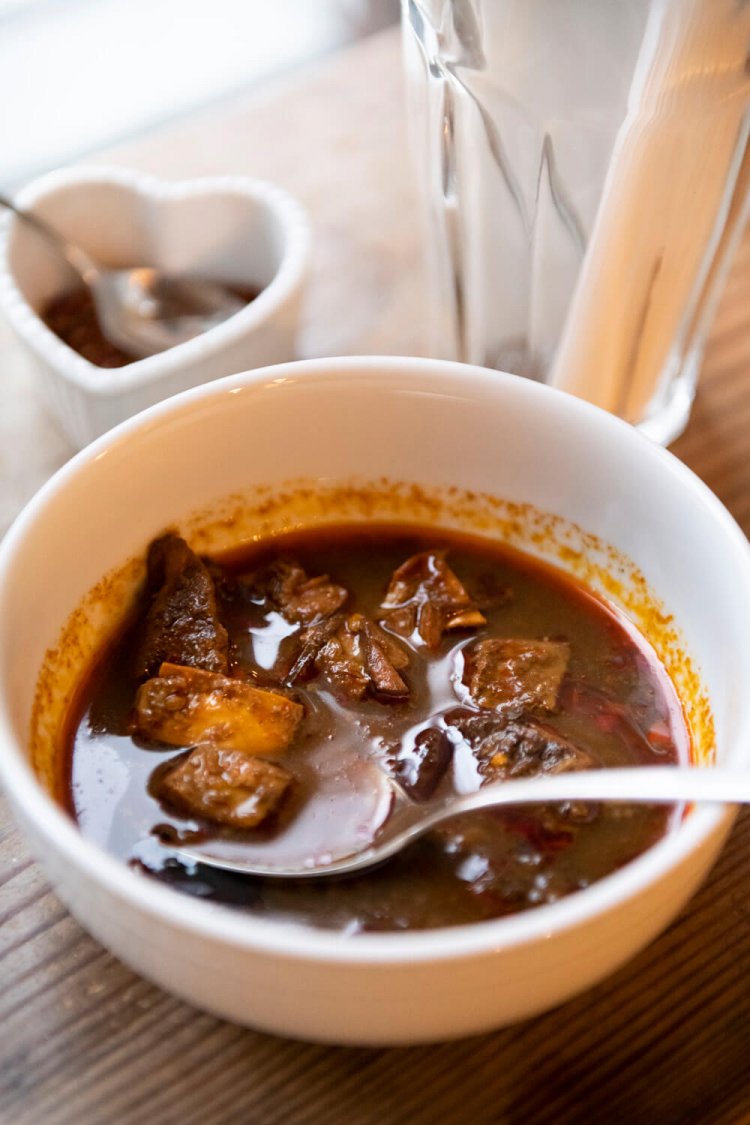 もう1種類カレーを追加したい人は＋500円で別添に。混雑時対応不可。激辛ビーフカレーは黒糖で甘みを取り、色気を感じる味わい。