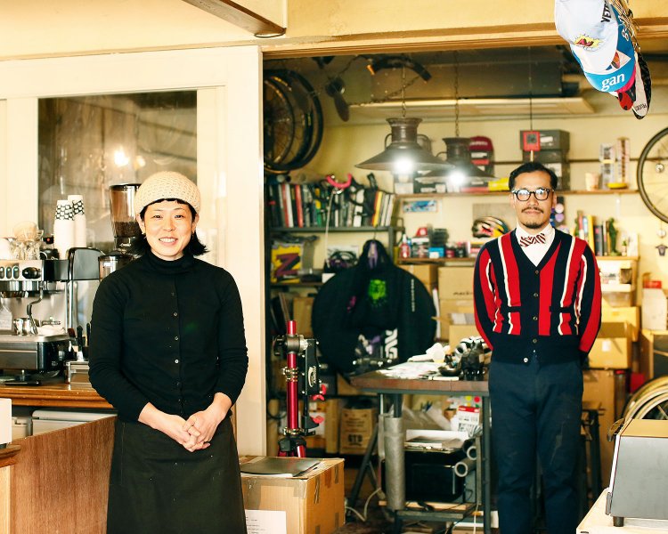 カフェ担当のナツキさんと、自転車一筋でデザインもするヨシダさん。