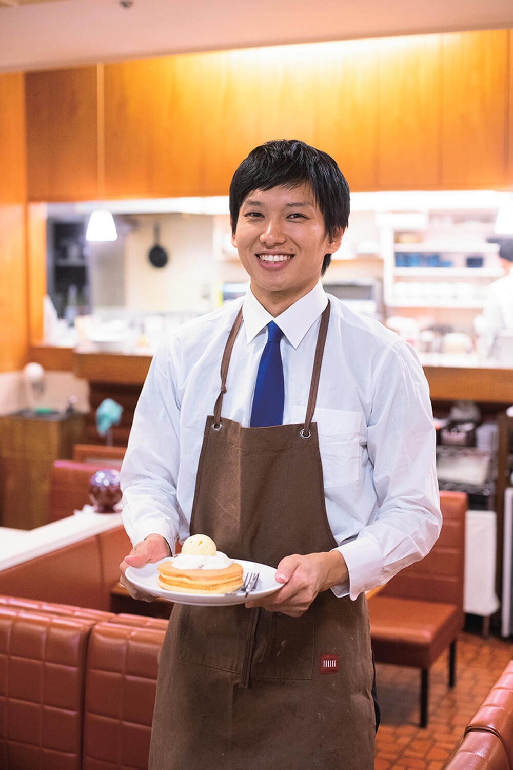 塩釜店長考案のホットケーキも人気。 手にするのは、季節限定から定番へ格上げしたラムレーズン 730円だ。