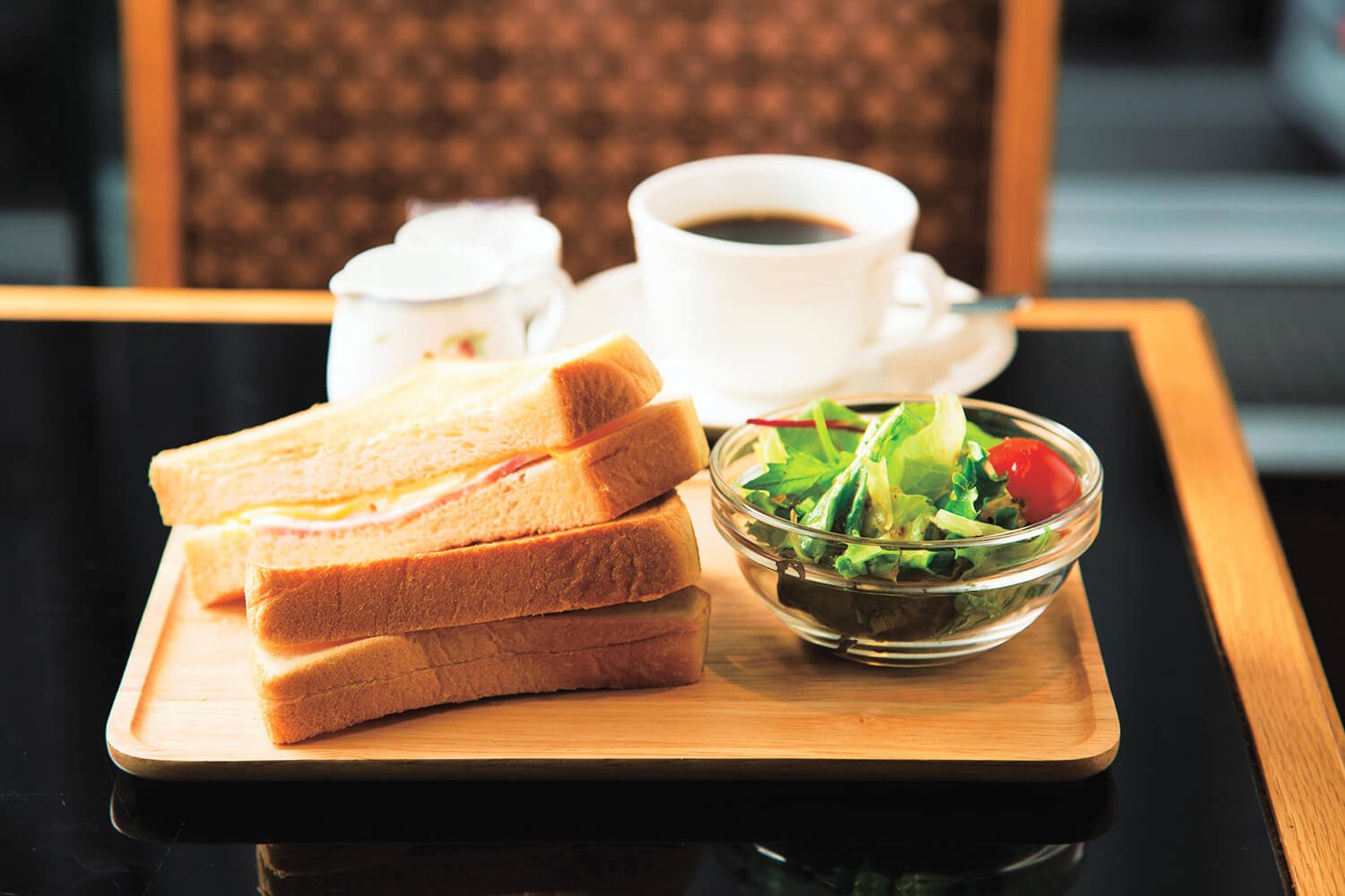 トーストサンドにサラダとコーヒーか紅茶がセットで800円。モーニングは平日の10時から1時間限定。