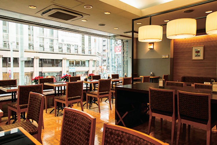 銀座通りを見渡す開放感あふれる店内。