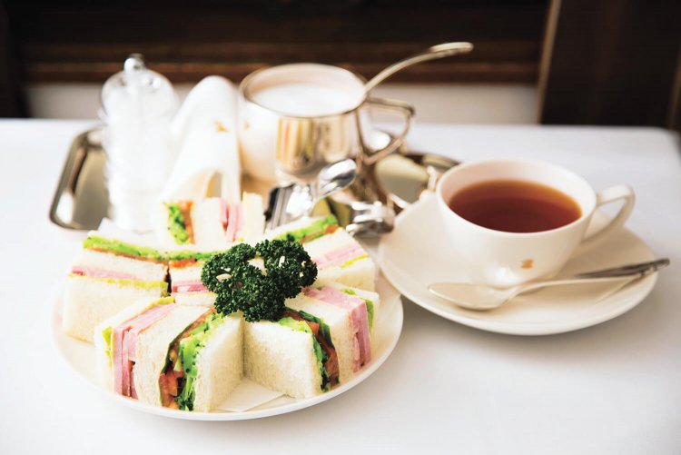 ハムとヤサイのミックスサンド1595円（ハムとタマゴ、タマゴとヤサイもあり）。+660円で飲み物をセットにできる。