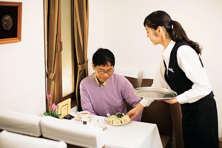 広々とした優雅な客席。