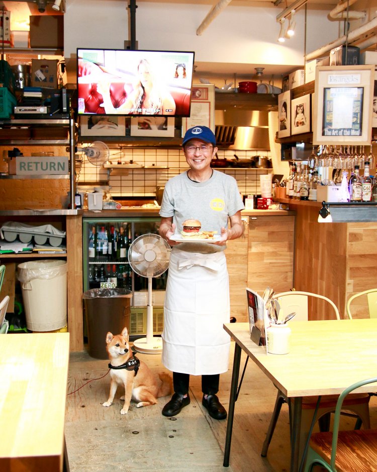 フレンチレストランのオーナーシェフをしていたこともある高橋さん。看板犬のモモちゃんと一緒に。
