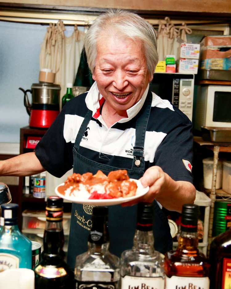 ご主人の丸山豊樹さん。ゴロゴロ具材のお代わりカレーは、火を噴きそうな辛さ。界隈で一番辛いカレーを目指しているそう。