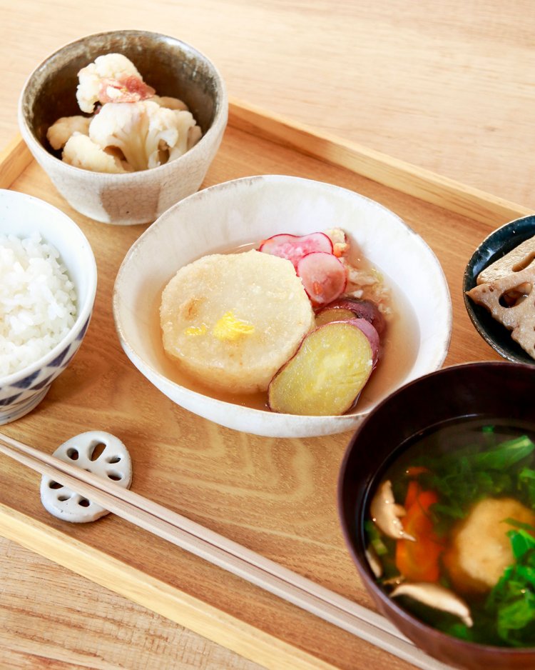 日替わりランチ1100円。ごはんと汁物はお代わり自由。