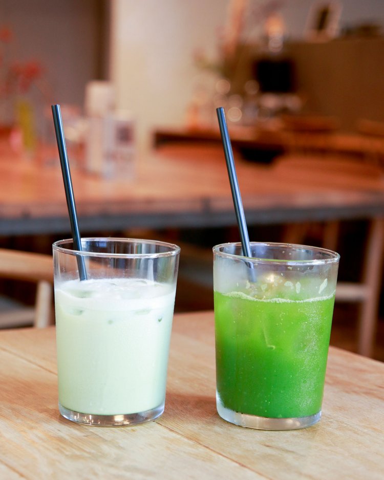 カフェとしても利用できる。中でも、抹茶ラテ（左）と抹茶ソーダ（右）は人気のメニューだ。