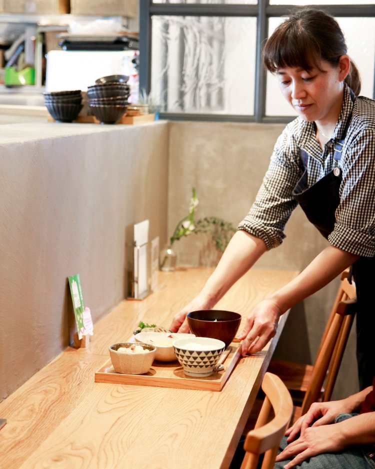 スタッフのアキさん。その日の農家からの仕入れで品書きを考える。