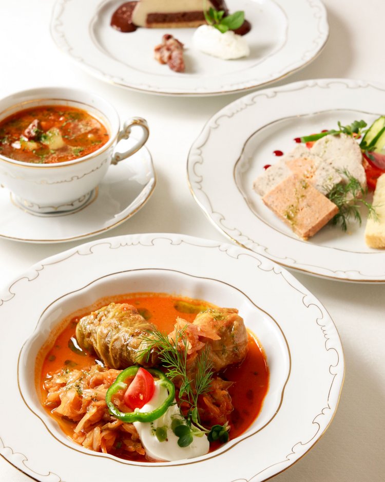 前菜＋スープ＋メイン＋デザートのセット3500円。前菜はポークとチキンのテリーヌとパプリカペースト。ラム酒が効いたデザートのショムローイガルシュカだ。