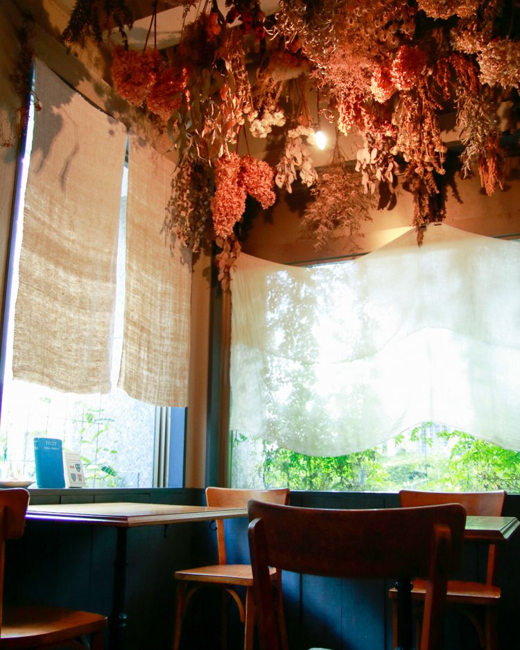 天井からドライフラワーが吊るされる。夜はコース、アラカルトともにあり。