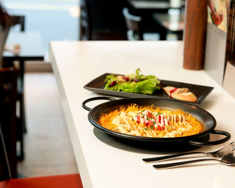 極細のカペリーニを小さく折って炊く、パエリアのパスタ版・フィデウア1000円。女性に人気の品だ。