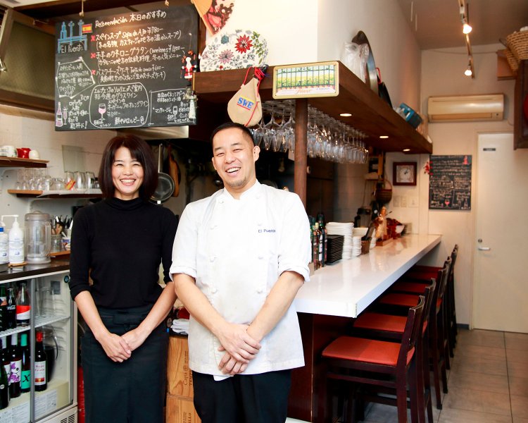 靖人さんと妻・美穂さん。靖人さんが巡った国は50カ国以上！