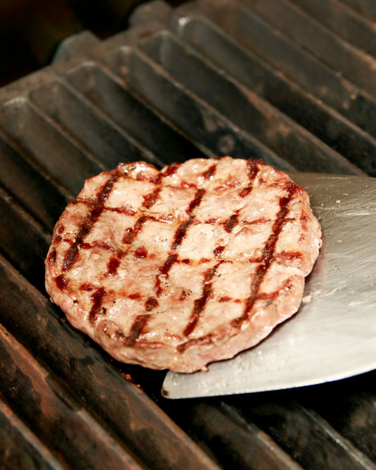 パティは溶岩石の遠赤外線でじっくり焼く。