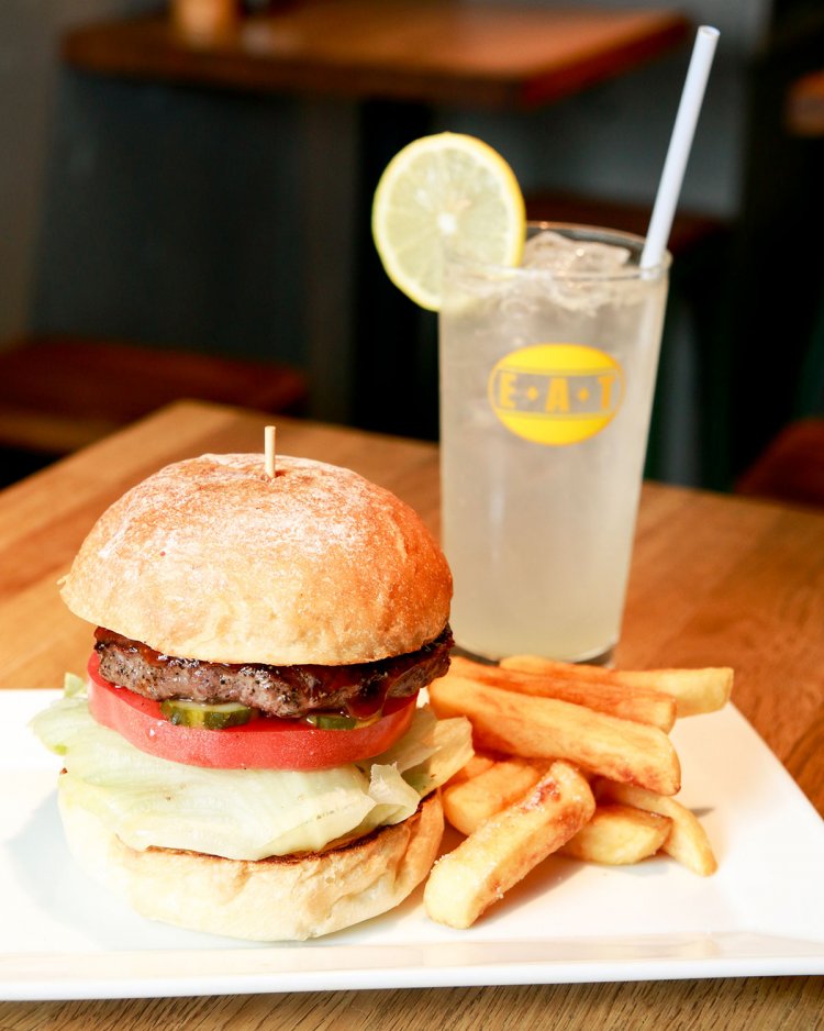 ハンバーガー1250円、ランチはフレンチフライ付き。生レモンソーダ500円。