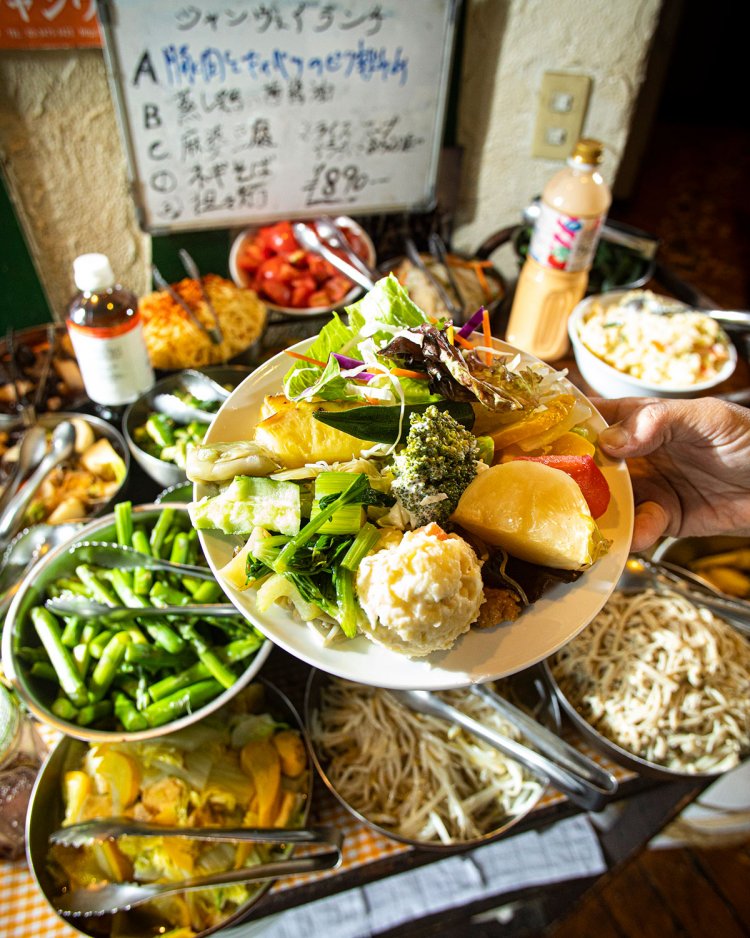 20種もの副菜が圧巻。ピリ辛、ゴマ風味など、味付けのバリエーションにも驚く。