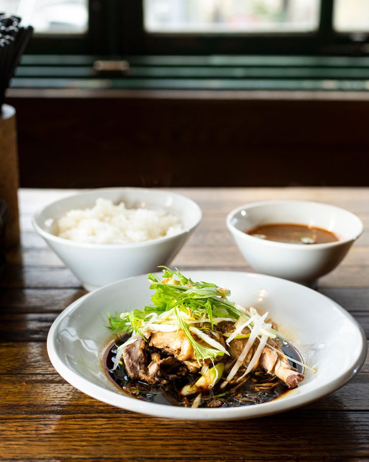 ランチ890円の蒸し鶏葱醤油。ごはんとスープ、サラダバーはお代わり自由。