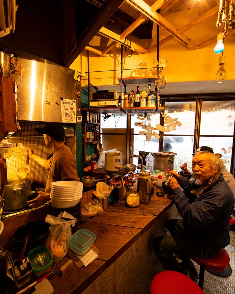 カウンターの常連客は75歳の現役DJだ。