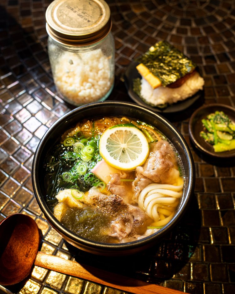 スタミナうどん980円、日替わりおむすび100円。日替わりランチセット800円はおむすび付き。揚げ玉入れ放題！