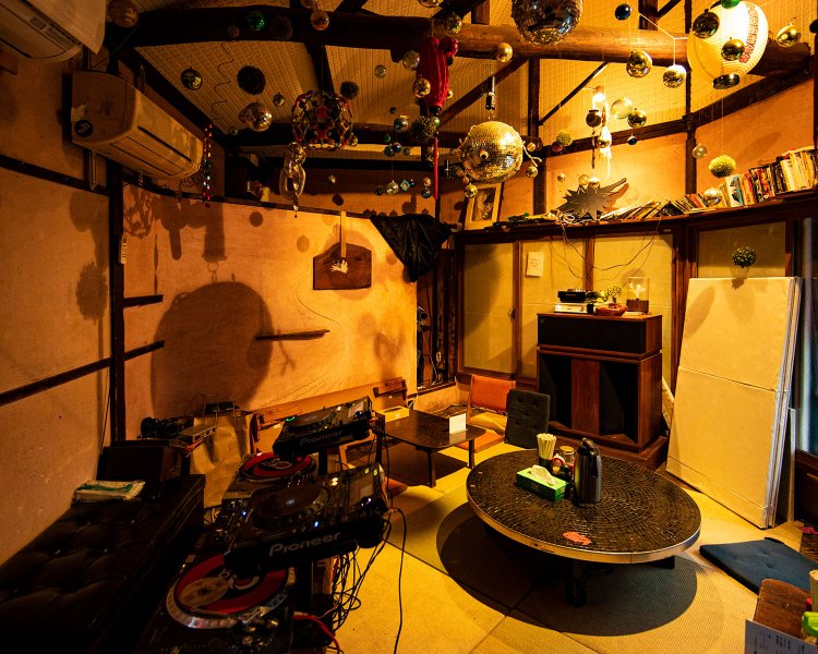 2階に茶の間、サンルームあり。DJブースは夜に活躍。