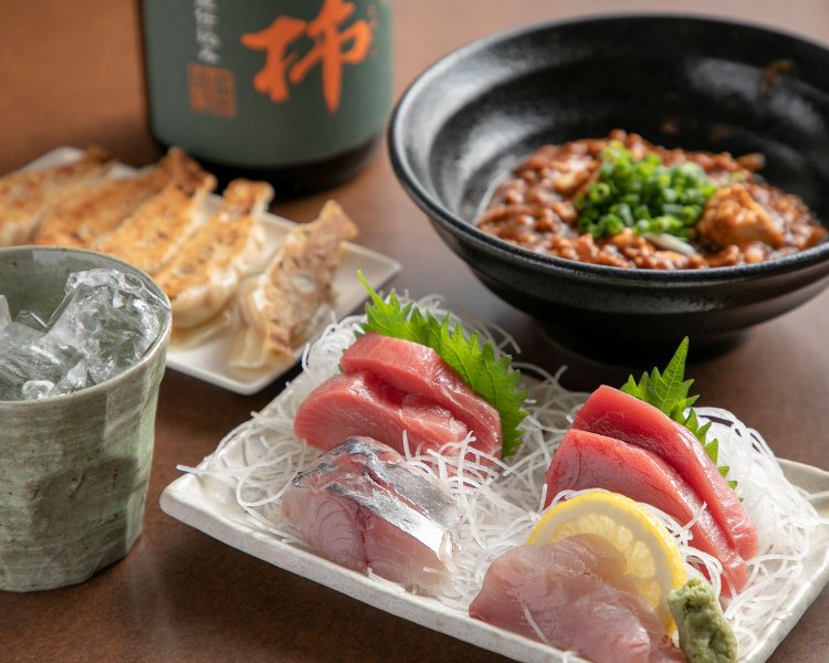 刺身盛合せ１人前1650円～、餃子5個660円。芋焼酎熟柿（じゅくし）1100円。