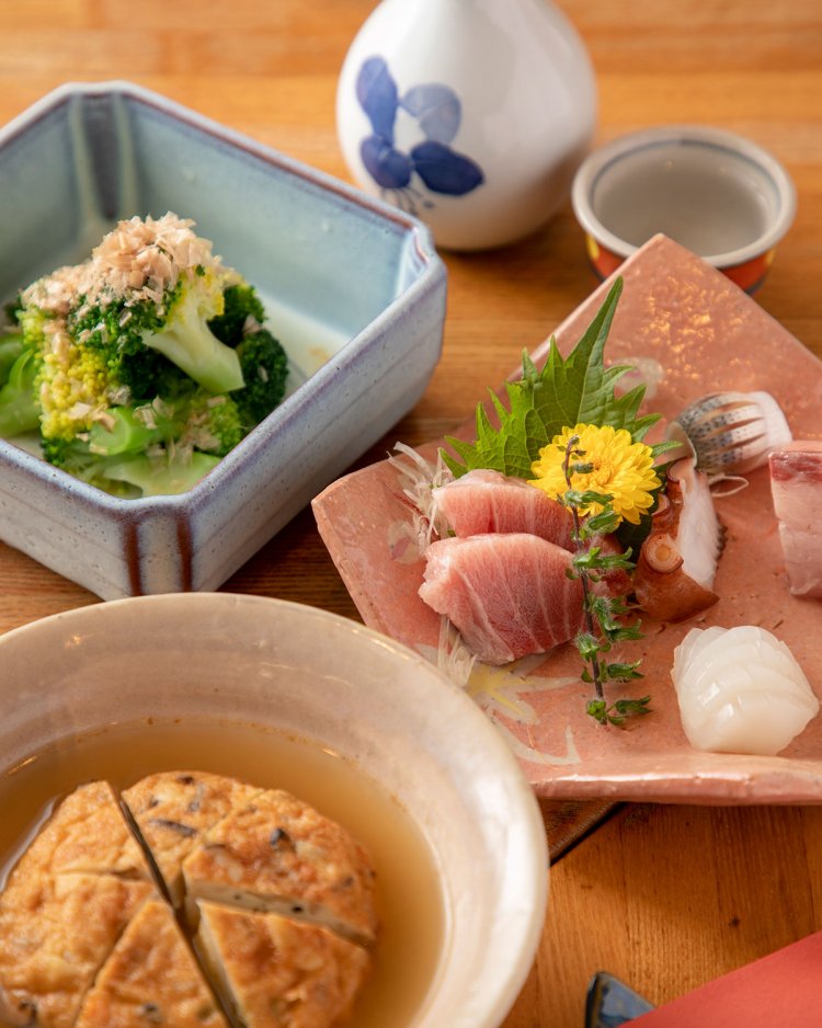 天然ブリなど豊洲から仕入れる鮮魚が並ぶ刺身盛合せ１人前1400円。日本酒の竹葉850円。