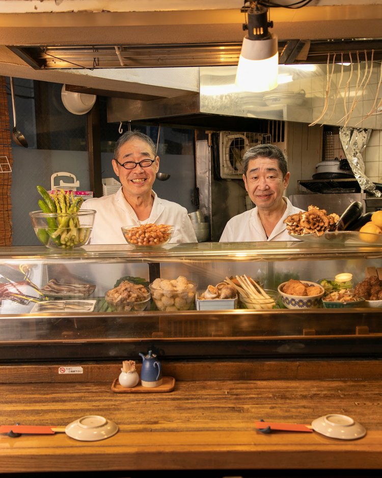 細い階段で2階へ。安本さん兄弟が迎えてくれる。