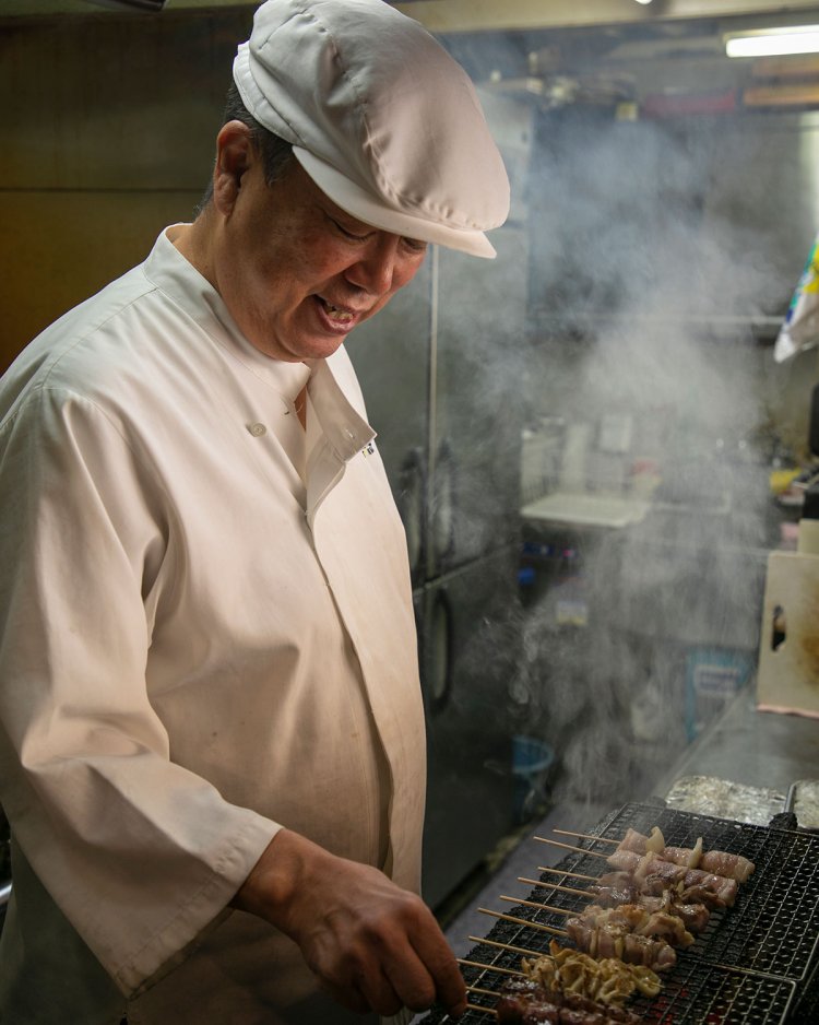 長年 やきとりを焼いてきた大将。