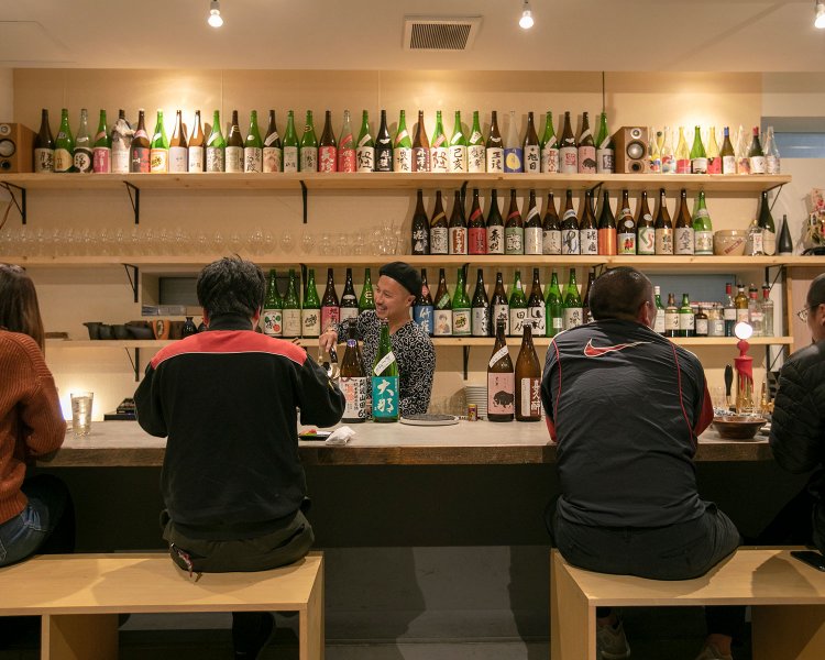 カウンターはお客と店員の目線が合う高さ。