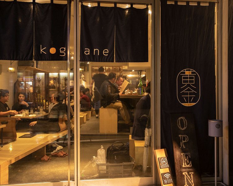 2019年4月開店ですでに繁盛店。小上がりとテーブル席も。ナチュラルワインも豊富。