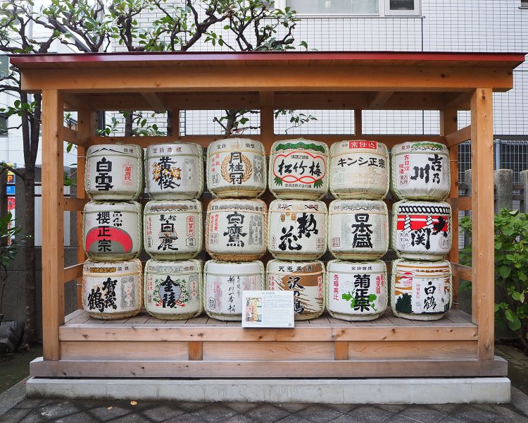 各地蔵元の酒樽も賑々しく。