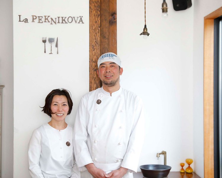 馬場周吾さんと好子さん。 お揃いのロゴ入りブローチがかわいらしい。