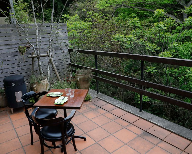 テラス席には、燻製器も。 自家製ハムをここで作っている。