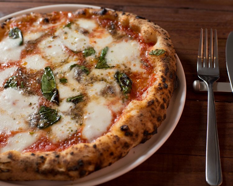 ピッツァロマーナ。 ランチは1400円のセットで注文可。