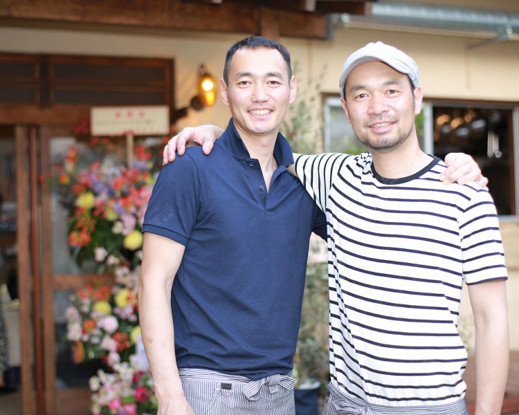 「地元に愛される店に」と山崎さん兄弟。