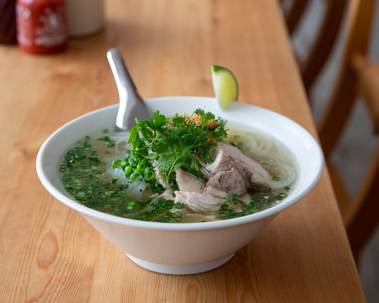 チキンのフォー900円。