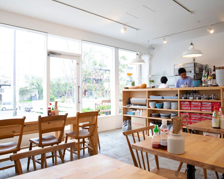 白壁で明るい店内。