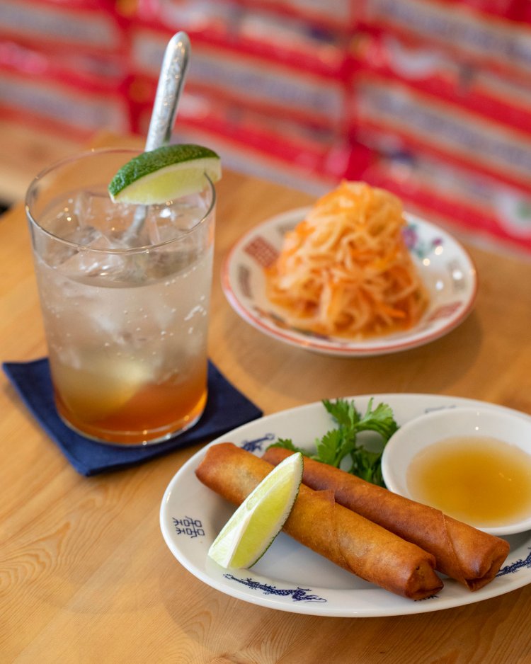 エビと豚、コリアンダーの春巻き500円。 自家製ジンジャーエール600円。 ベトナムなます（辛）150円。 ビールなど酒類もそろえる。