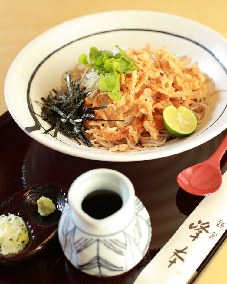 桜海老のバラかき揚げと湘南しらすのぶっ掛け蕎麦1640円（税別）。