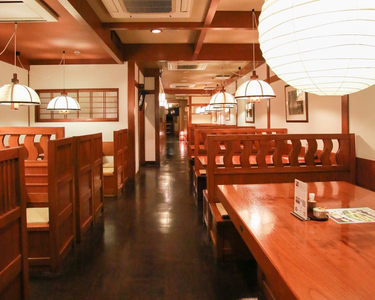 店内は1階席だけで100席を超える広さ。 2階の座敷席は団体利用可能。