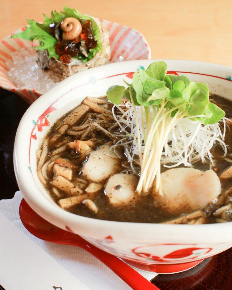 地さざえと帆立の健康黒酢黒胡麻そば1650円（税別）。