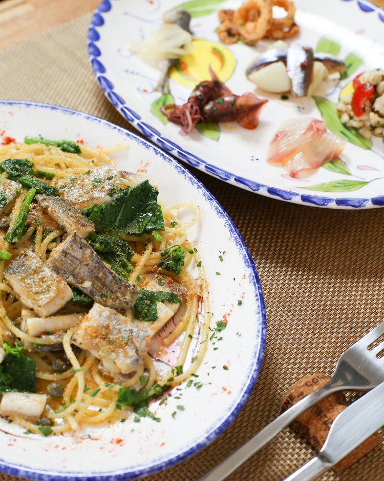 前菜盛合せ(小)800円と本日のパスタ1200円〜。