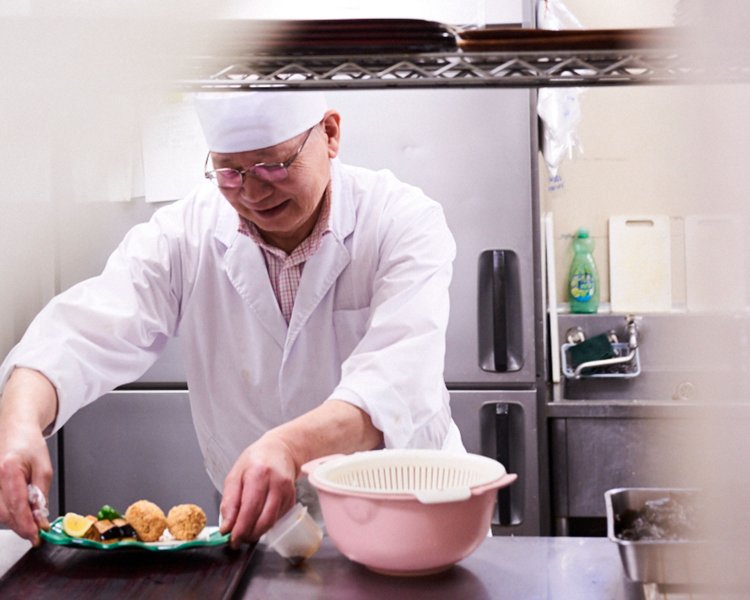 和食一筋50年。 嘉山伸二さんは鎌倉の旬を常に意識して料理を作る。