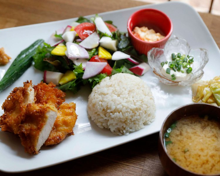 MISOフライドチキン1320円。 ごはんとみそ汁はおかわり自由。